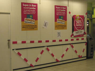 907780 Afbeelding van affiches in de vestiging van de supermarktketen Super de Boer (Merelstraat 46) te Utrecht, die ...